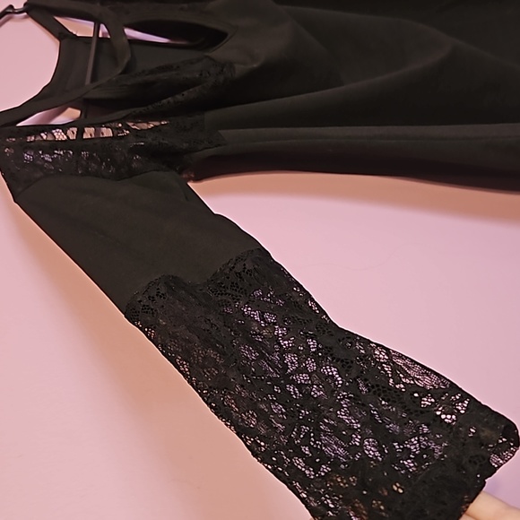 Cold shoulder lace detail top - Picture 2 of 3